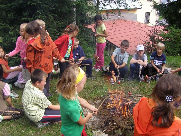 opékání buřtů u penzionu